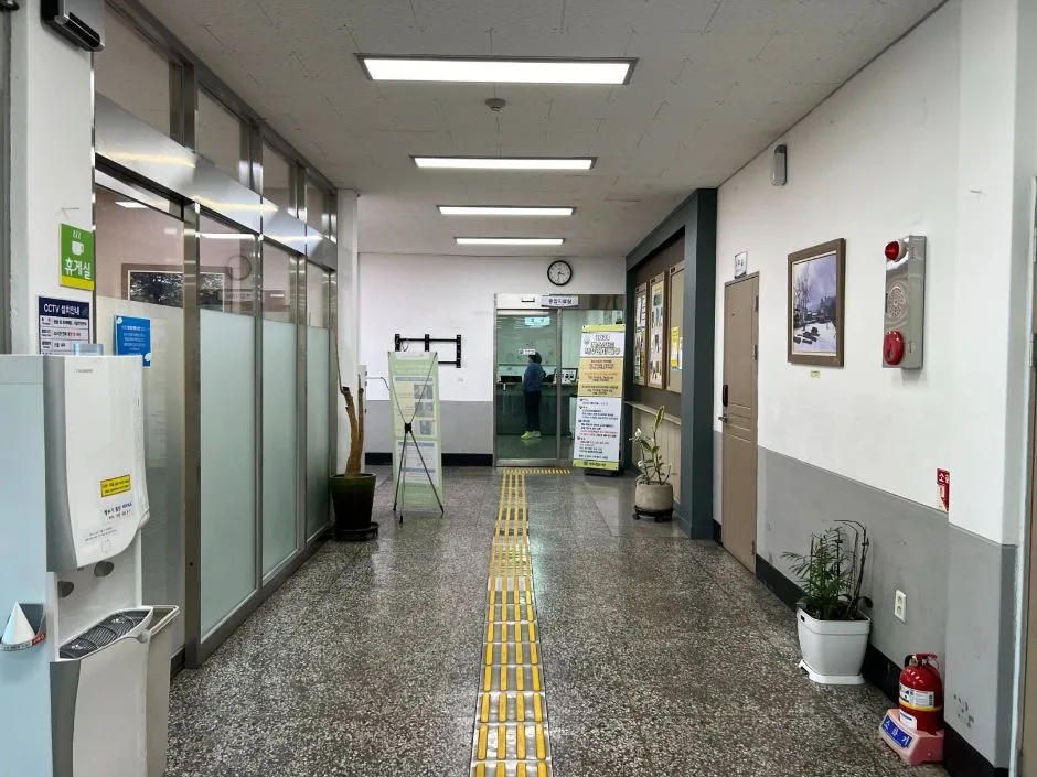 경주시립중앙도서관_출입구 지나 왼편에 종합자료실 위치