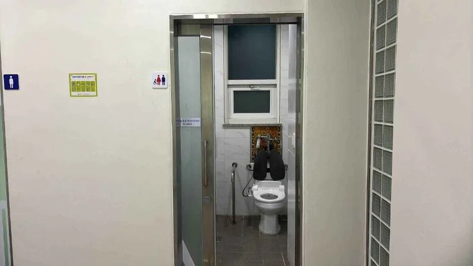 소래빛도서관_장애인화장실입구