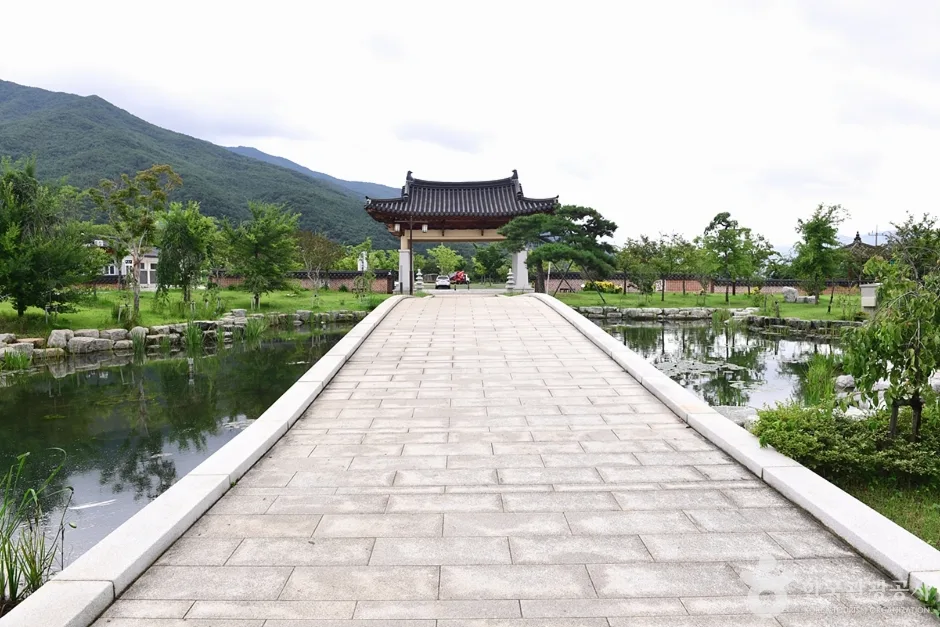 전남_구례_지리산역사문화관_일주문과 연못