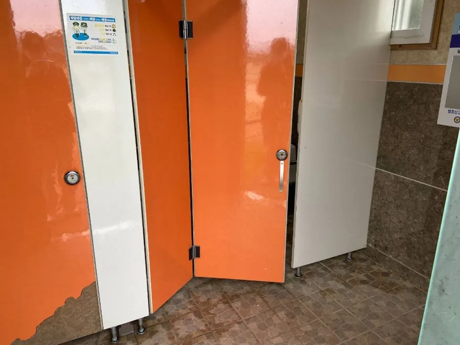 장성공설운동장_장애인 화장실 출입문(접이식문)