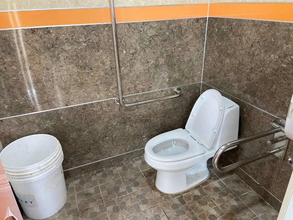 장성공설운동장_장애인 화장실 내부 전경