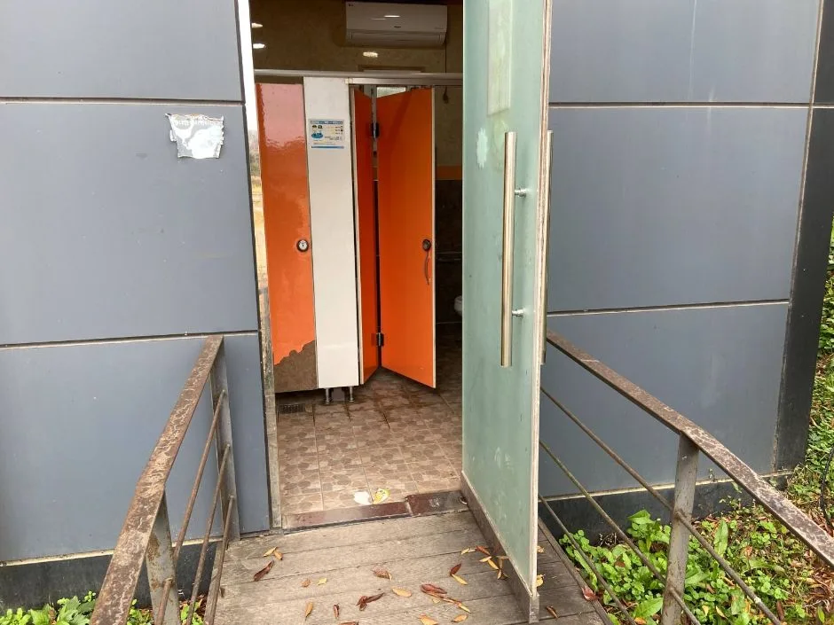 장성공설운동장_화장실 내부 벽면에 부착된 여성안심거울