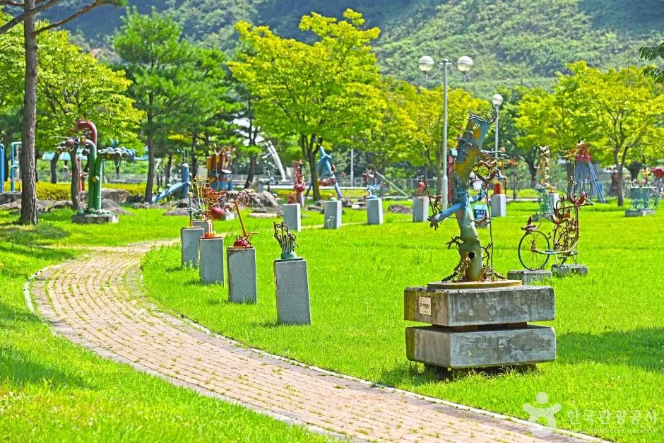 용담댐 조각공원 (4)