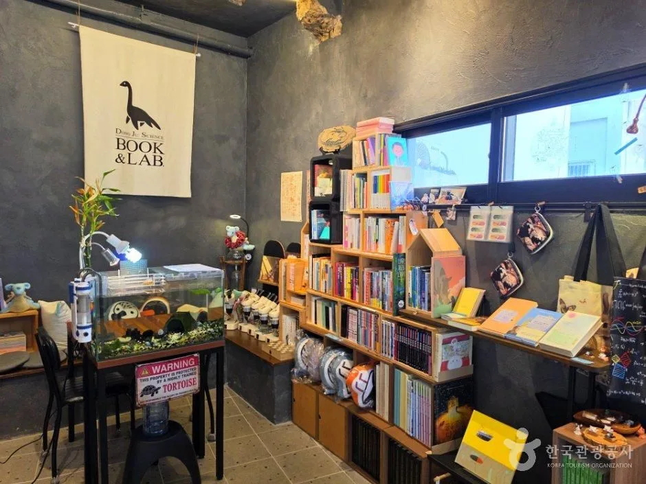 부산_서구_동주 책방_내부_2.jpg