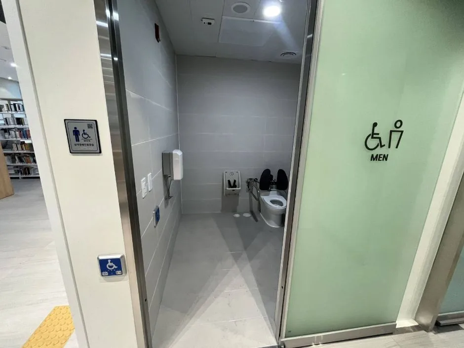 구로미래도서관_장애인화장실1