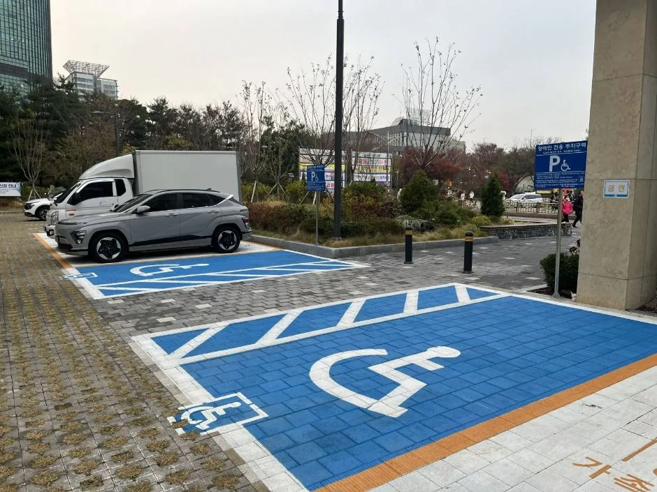 구로미래도서관_장애인주차장