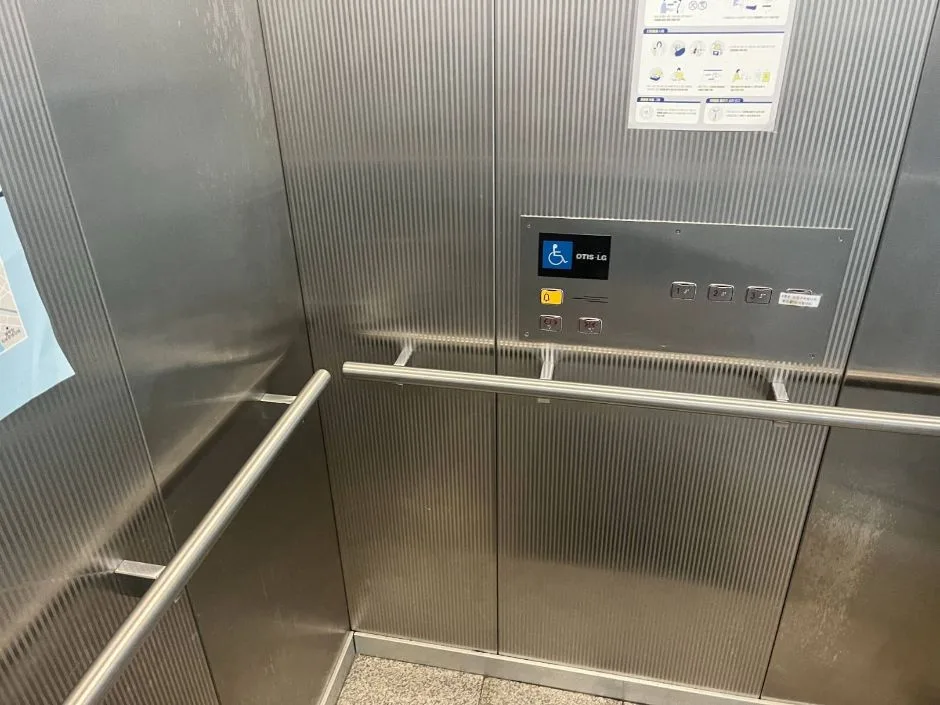 평택항홍보관 내부 1층 장애인화장실 입구