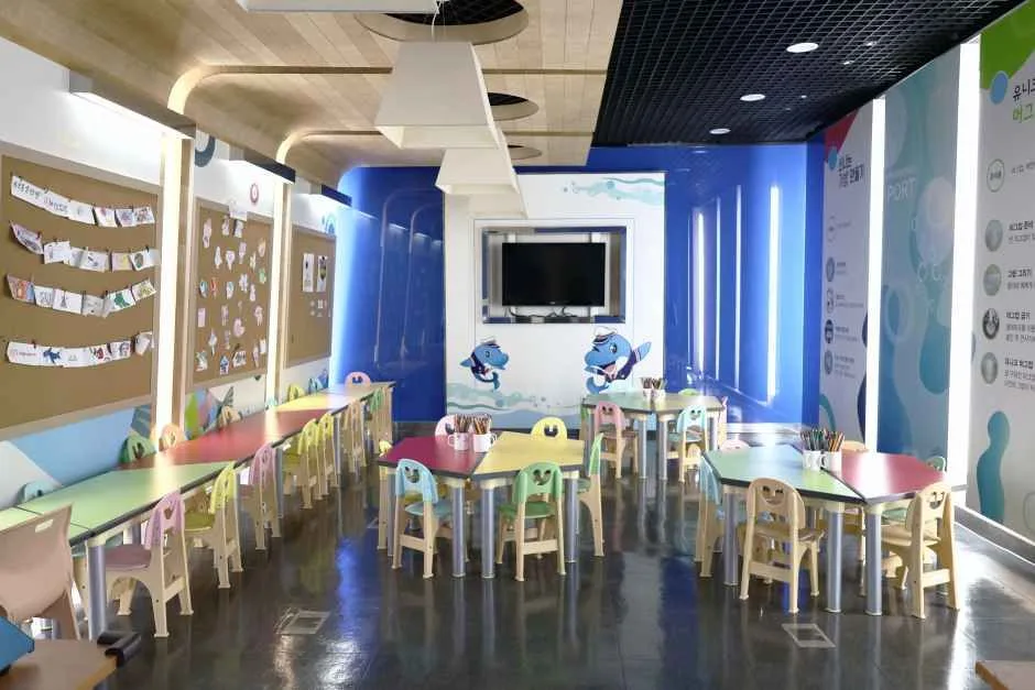 평택항홍보관 외부 장애인주차장 경사로