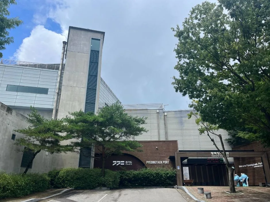 평택항홍보관 내부 전시실 2층 경사로 완만함