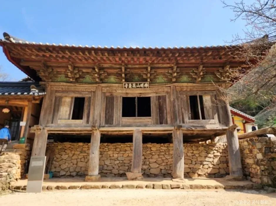 전북_완주_화암사_외부_3.jpg