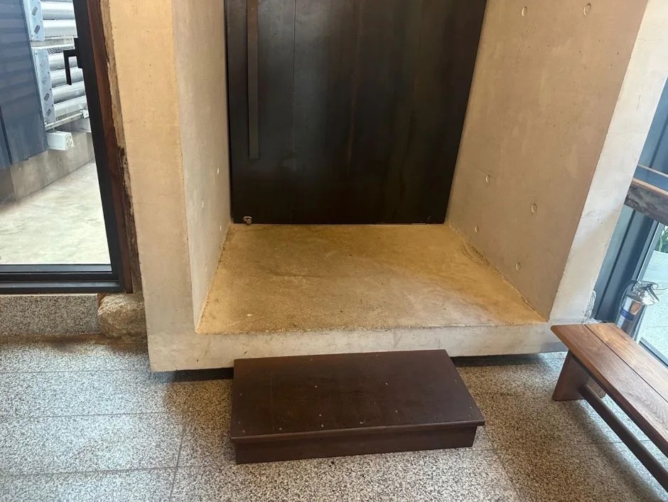 이상의 집_내부_턱