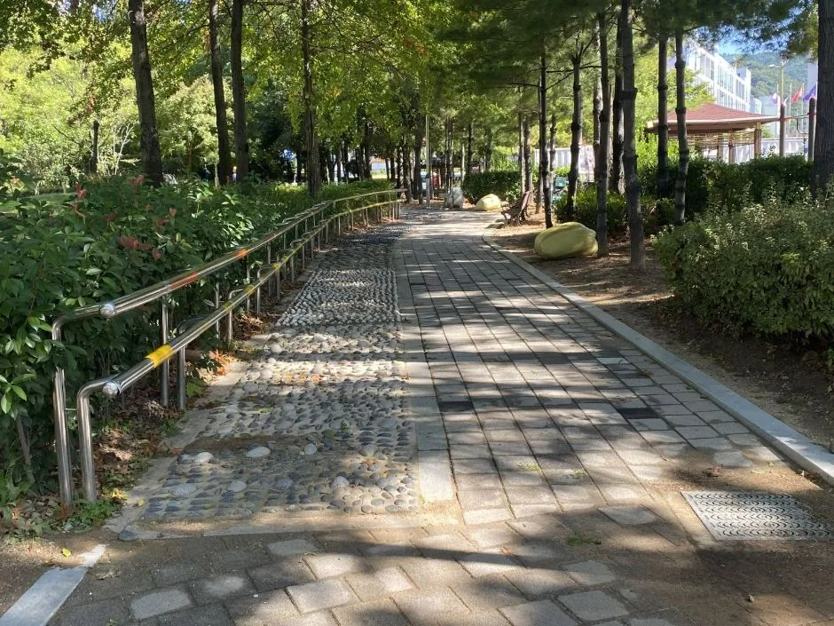 양덕삼각지공원_화장실 좌측 운동기구 옆 벤치