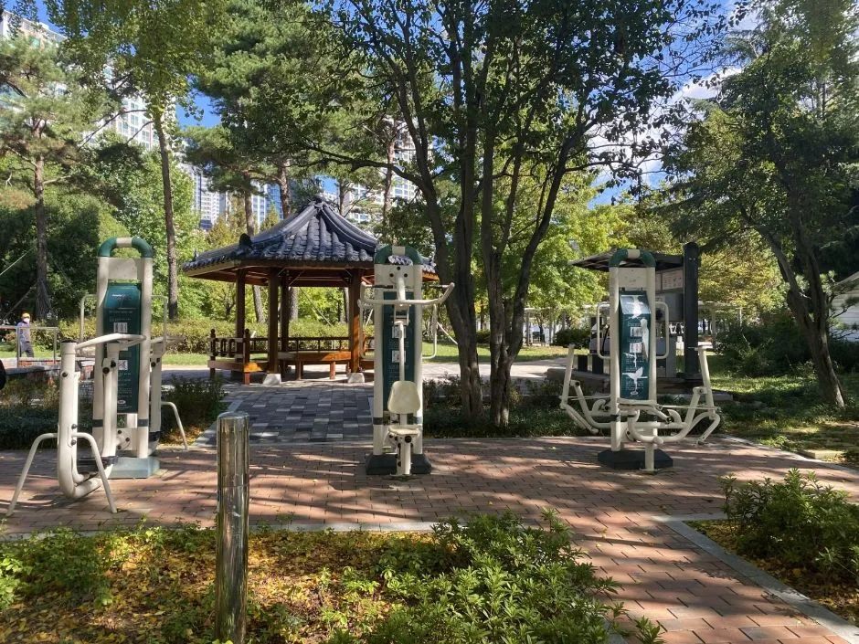 양덕삼각지공원_화장실 방면 산책로