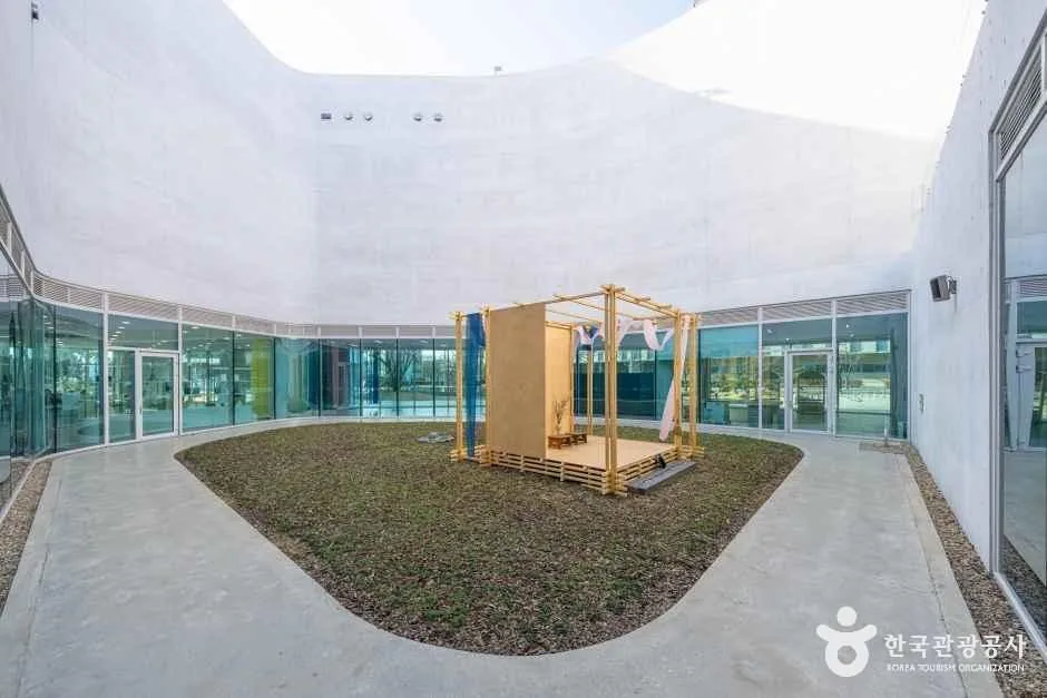 경남_진주_실크박물관_외부_1.jpg