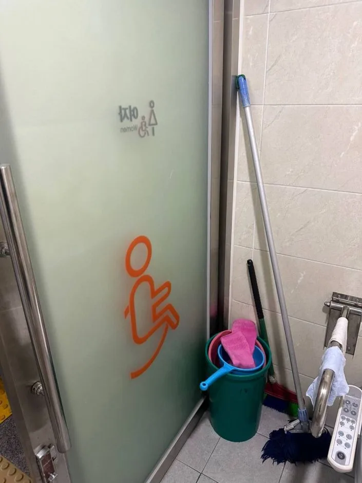 부산 기후변화체험교육관_1층_장애인화장실(남자)_점자판