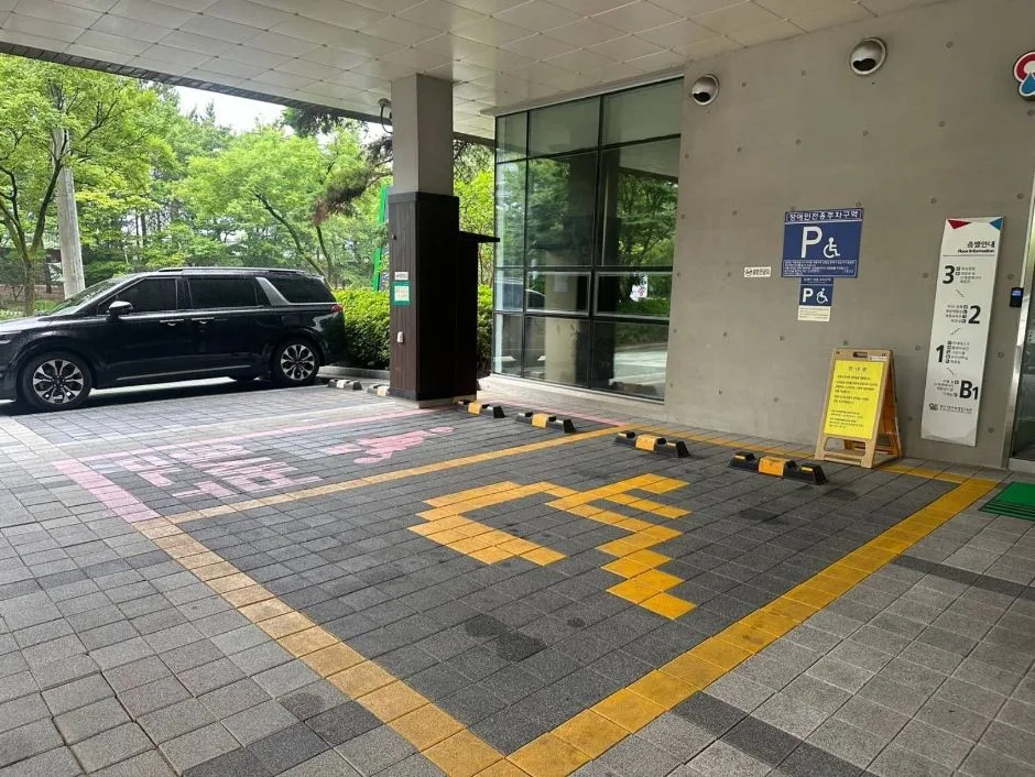 부산 기후변화체험교육관_1층_장애인화장실(여자) 내부(2)